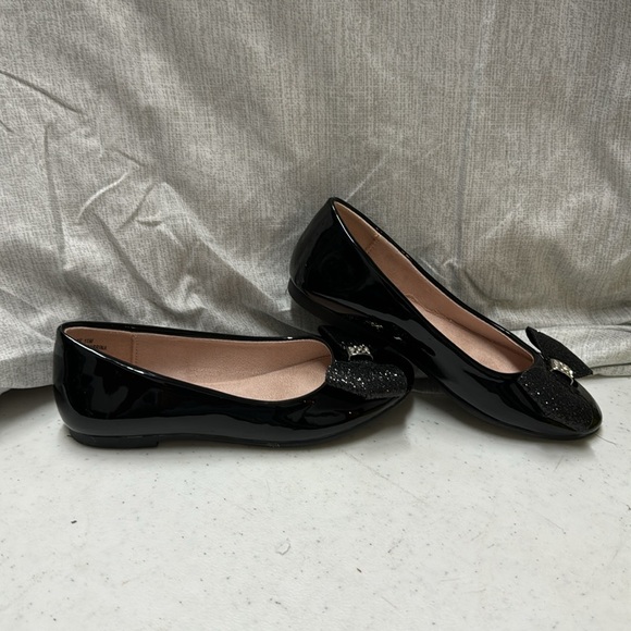 Trinkets little girl Size 11 Blackk shinny shoes with bow - Picture 6 of 8